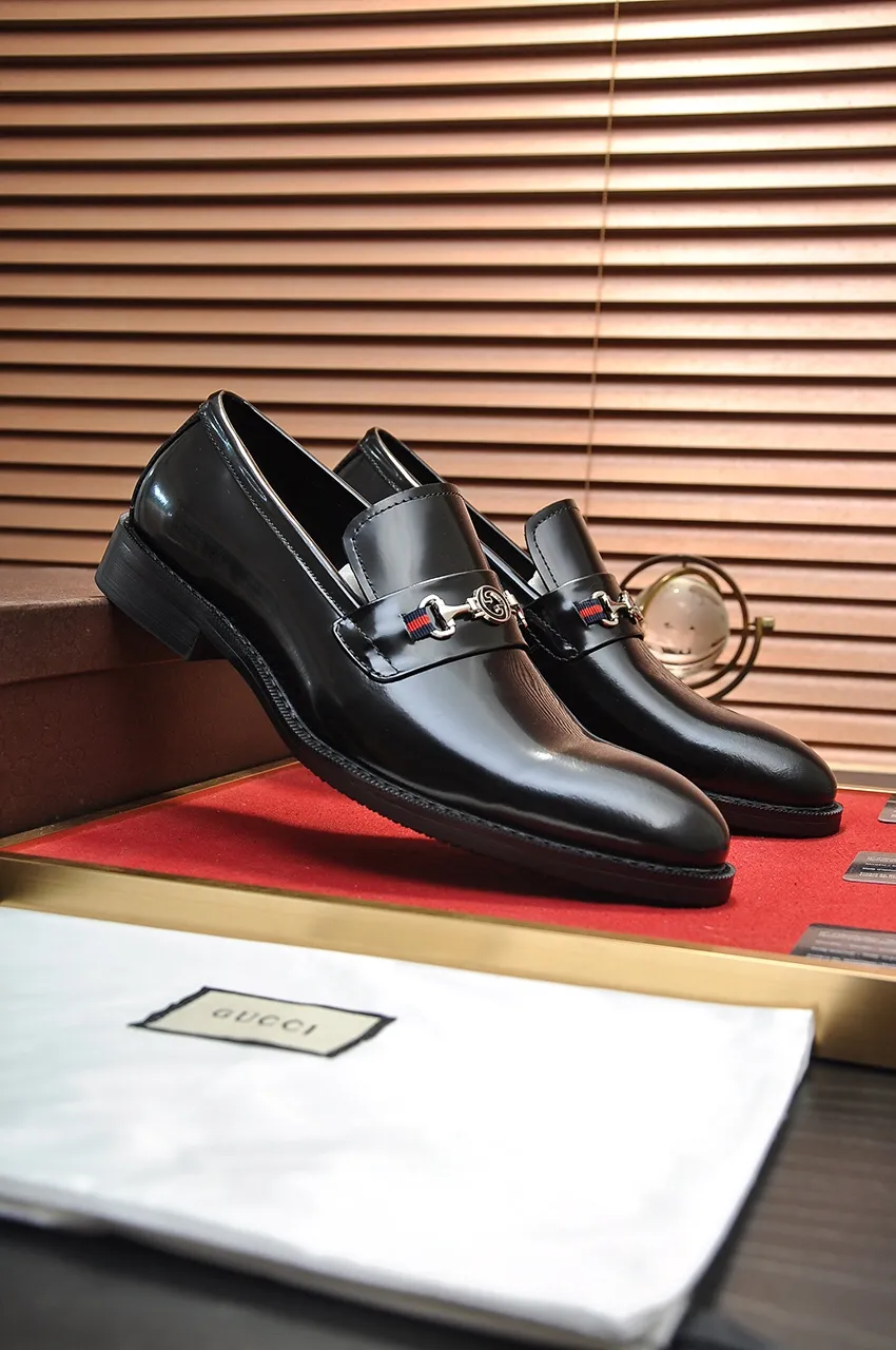 Men's shoes💰460💶Italy's top luxury men's shoe giant [GUCCI] has arrived in new style🍃Original European style🔰 Pleasant to the eye😍In order to make the shoes more durable and non-deformable🌀The production continues to follow traditional methods but there is still no lack of innovation💪The original sheepskin is chosen for the leather♻Smooth, natural and extra bright⭐Made of imported cowhide, the first choice of the rich 38-45 (45 customized)